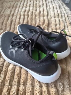 Oofos Women's Recovery Tennishoes Size 9 Black & White Sneakers